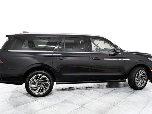 Used 2025 Lincoln Navigator L Reserve AWD/4WD image 7