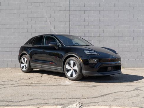 Certified 2024 Porsche Macan 4 Electric image 9