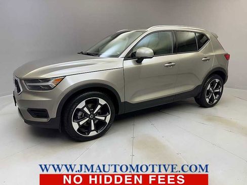Used 2022 Volvo XC40 T5 Momentum w/ Climate Package image 1
