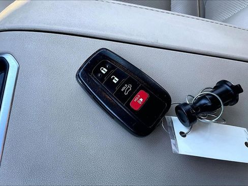 Used 2020 Toyota Highlander Limited FWD image 12