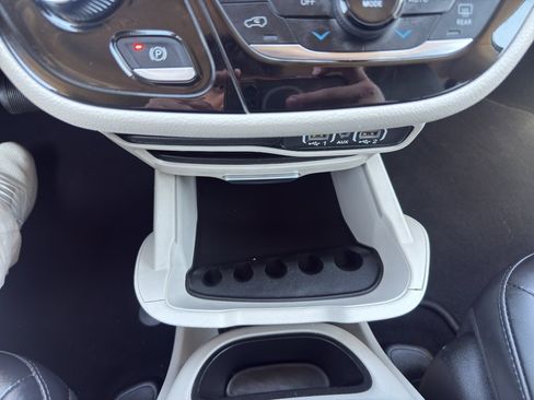 Used 2023 Chrysler Pacifica Touring-L FWD image 16