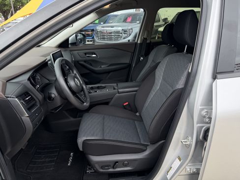 Used 2023 Nissan Rogue SV FWD image 15