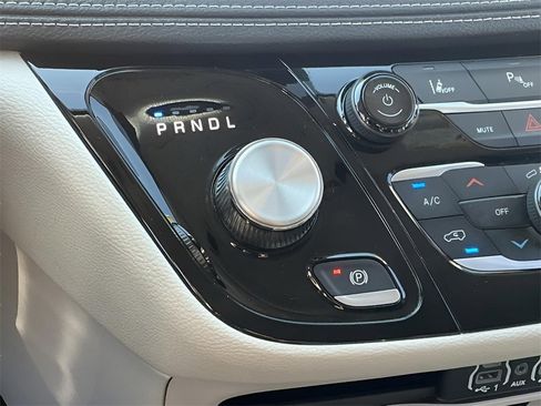 Used 2024 Chrysler Pacifica Select image 23
