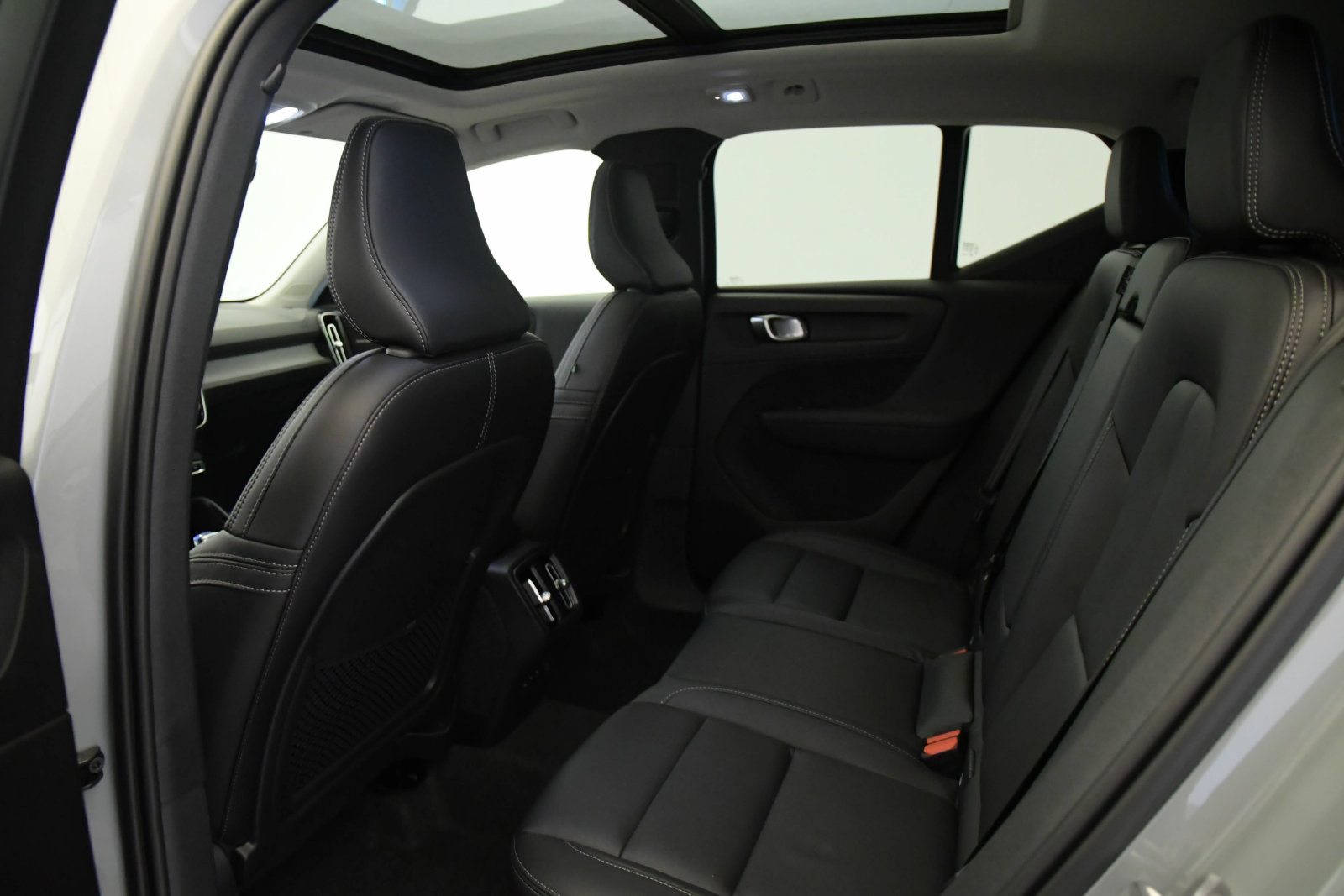 Used 2026 Volvo XC40 B5 Ultra w/ Climate Package AWD/4WD image 17