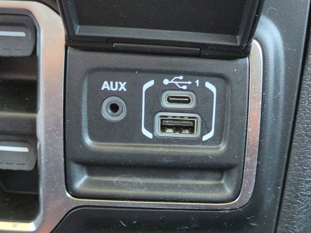Used 2024 Jeep Wrangler Unlimited Sahara w/ Technology Group AWD/4WD image 22
