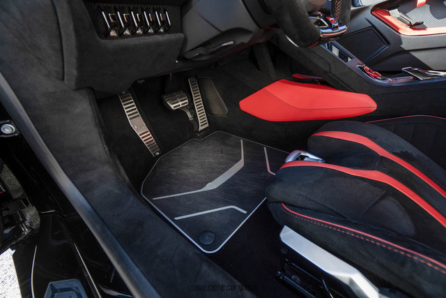 Used 2021 Lamborghini Huracan STO RWD image 40