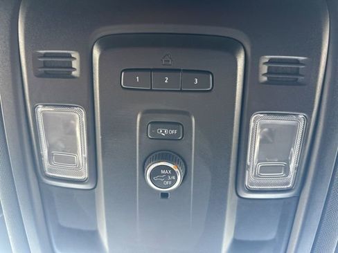 Used 2024 GMC Yukon XL SLT image 32