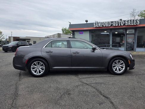 Used 2017 Chrysler 300 Limited w/ Value Package RWD image 11