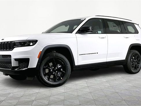 New 2025 Jeep Grand Cherokee L Laredo image 1