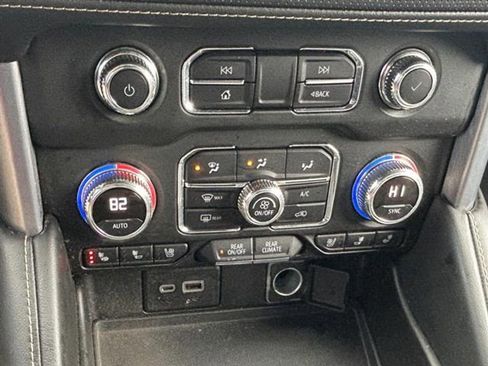 Used 2022 GMC Yukon SLT w/ SLT Premium Package image 16