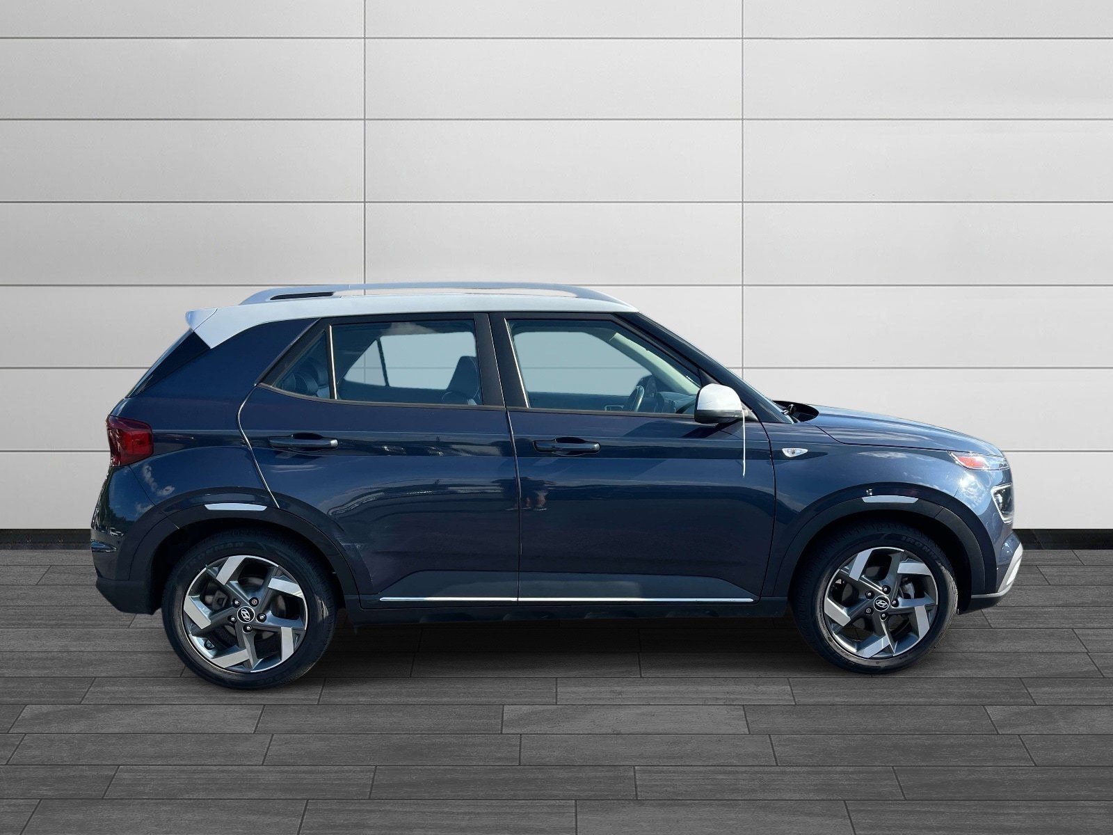 Used 2022 Hyundai Venue Limited FWD image 2