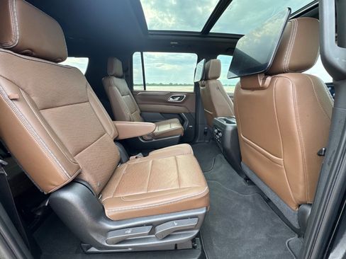 Used 2021 Chevrolet Suburban High Country w/ Premium Package RWD image 18