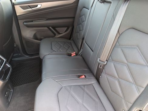 Used 2025 Volkswagen Atlas Cross Sport SE image 11