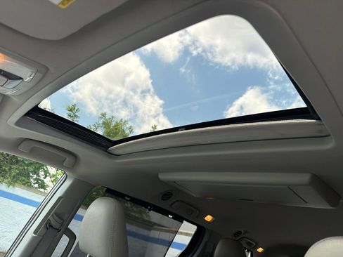 Used 2017 Toyota Sienna XLE Premium FWD image 11
