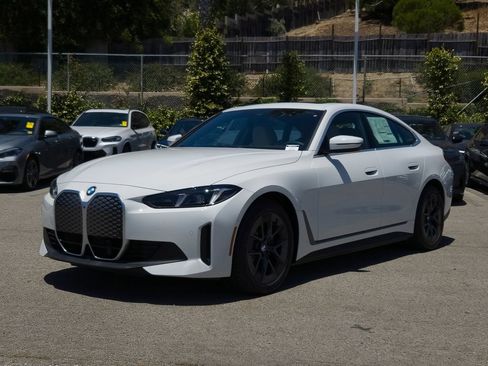 New 2026 BMW i4 eDrive40 w/ Parking Assistance Package RWD image 2