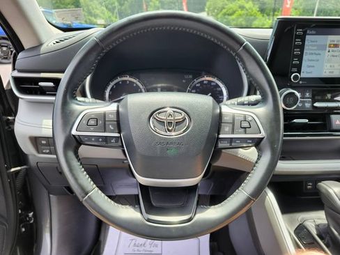 Used 2022 Toyota Highlander XLE AWD/4WD image 34