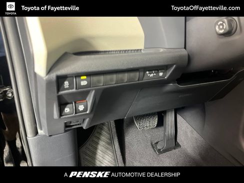 Used 2026 Toyota Sienna Limited FWD image 28