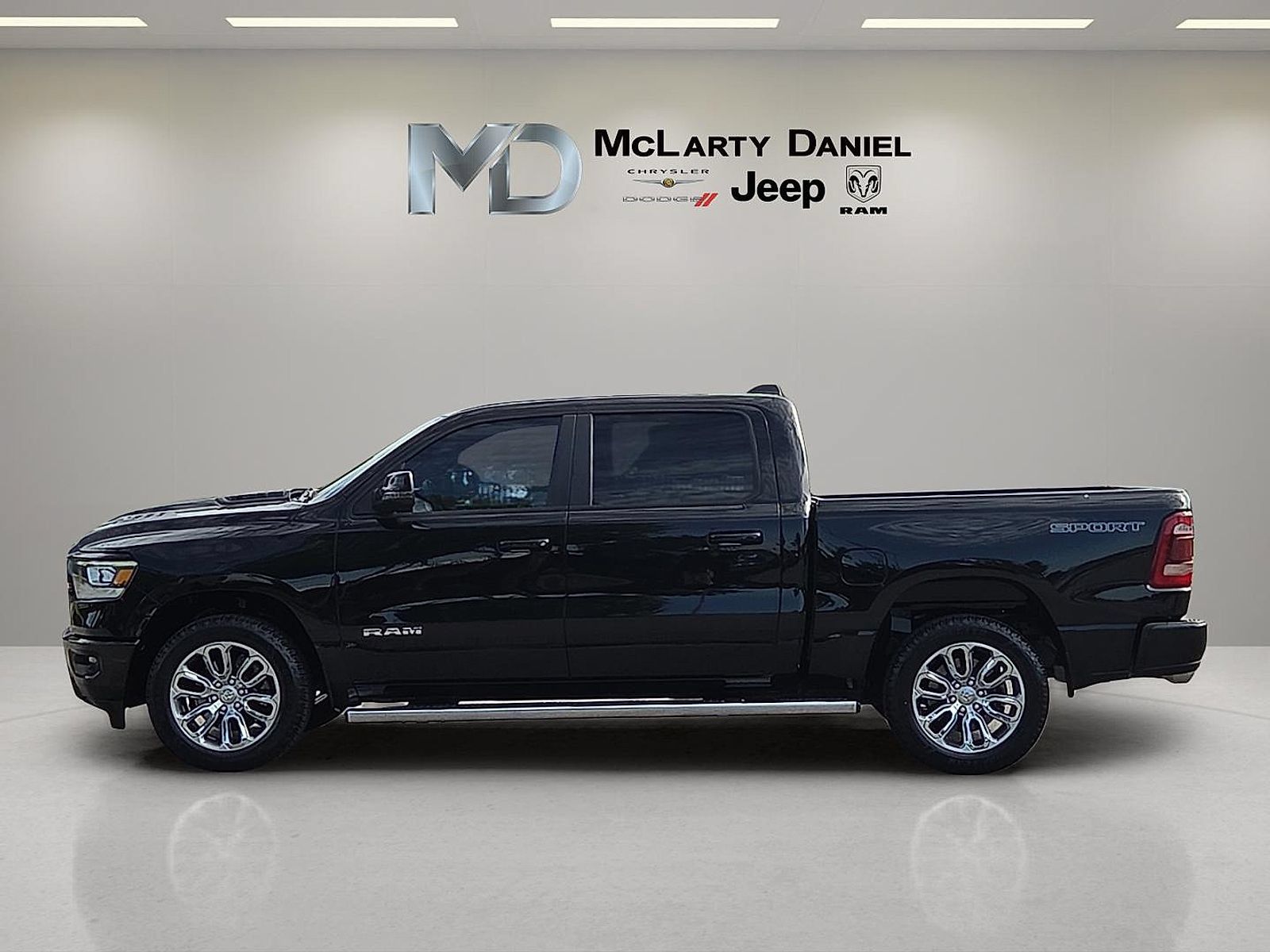 Used 2023 RAM 1500 Laramie AWD/4WD image 3