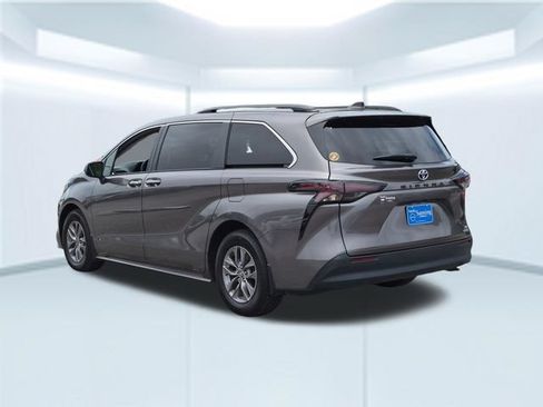 Used 2024 Toyota Sienna XLE FWD image 3