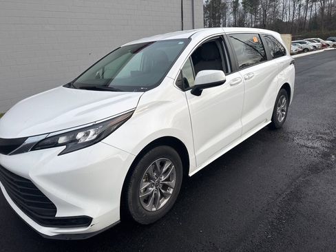 Used 2024 Toyota Sienna LE image 3