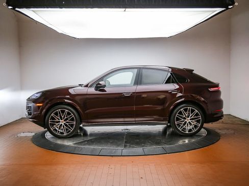 Certified 2025 Porsche Cayenne Coupe AWD/4WD image 2
