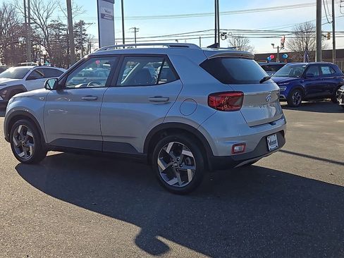 Certified 2022 Hyundai Venue SEL image 6