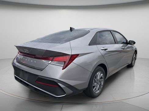 Used 2024 Hyundai Elantra SEL image 5
