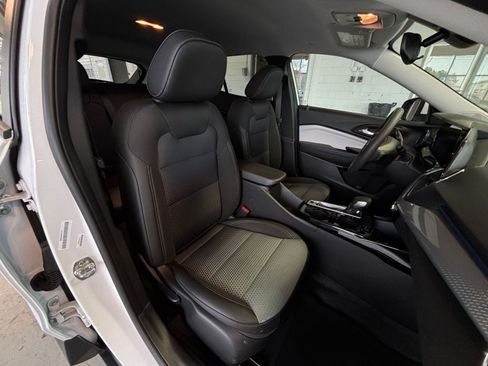 Used 2025 Chevrolet Trax LT image 36