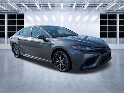 Used 2023 Toyota Camry SE image 1
