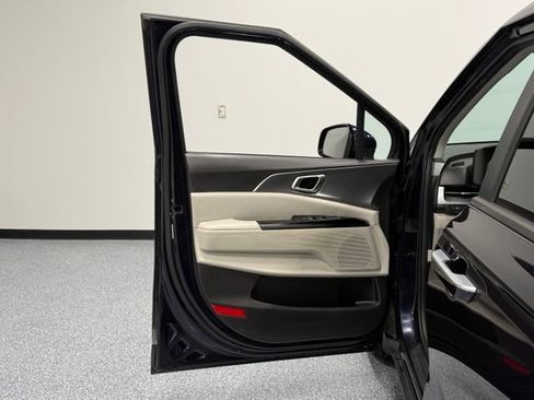 Used 2023 Kia Carnival LX FWD image 9