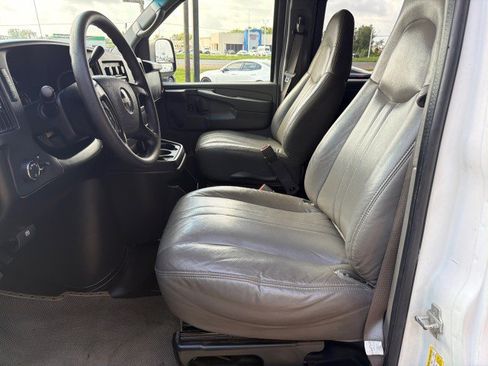 Used 2008 GMC Savana 3500 Extended Passenger RWD image 18