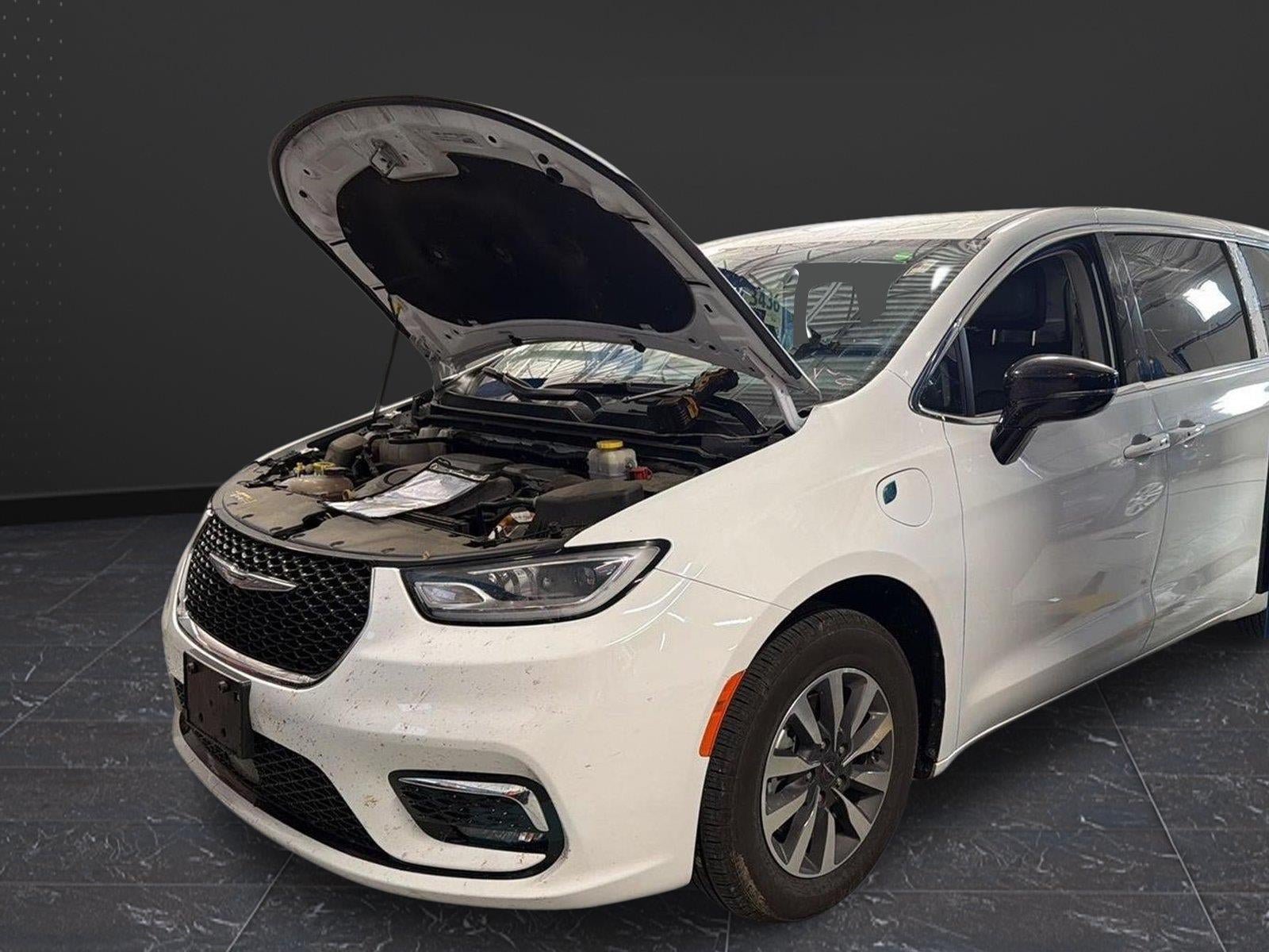 Used 2024 Chrysler Pacifica Limited FWD image 55