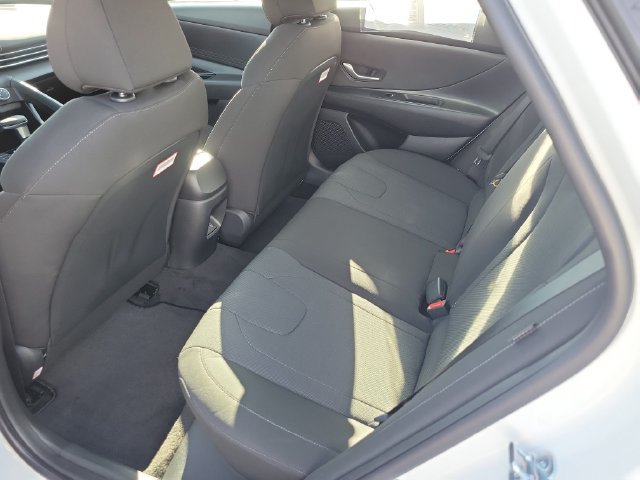 Used 2026 Hyundai Elantra SE FWD image 23