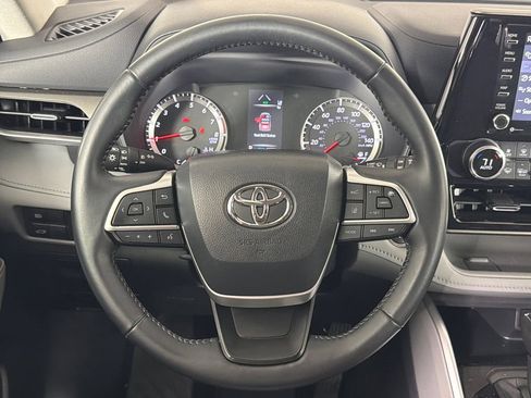 Used 2022 Toyota Highlander LE FWD image 24