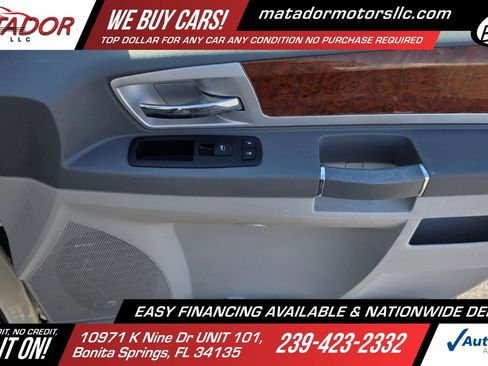 Used 2009 Chrysler Town & Country Touring FWD image 15