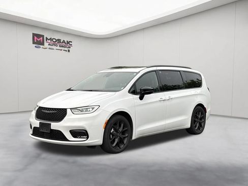 Used 2025 Chrysler Pacifica Limited FWD image 4