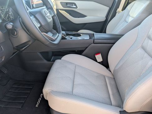 Used 2025 Nissan Rogue SV image 12