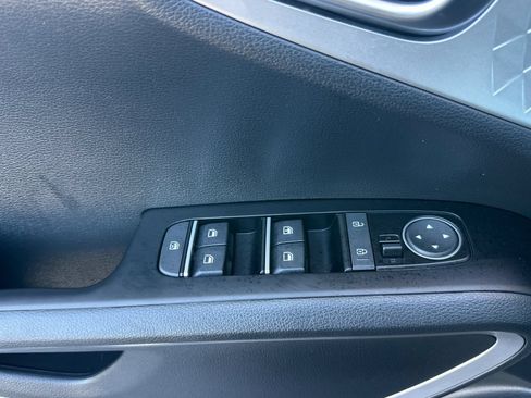 Used 2025 Kia Soul LX w/ LX Technology Package FWD image 11