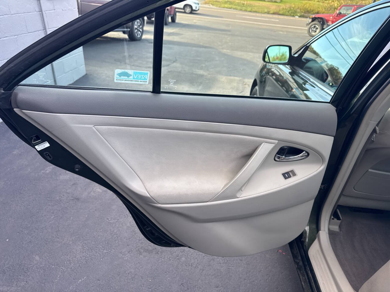 Used 2011 Toyota Camry LE FWD image 17