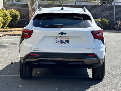 Used 2025 Chevrolet Trax ACTIV w/ Sunroof Package image 5