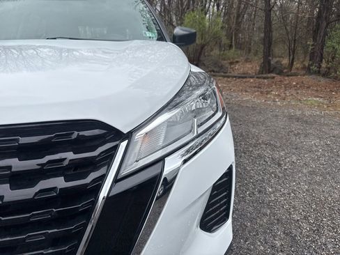 Used 2022 Nissan Kicks S image 3