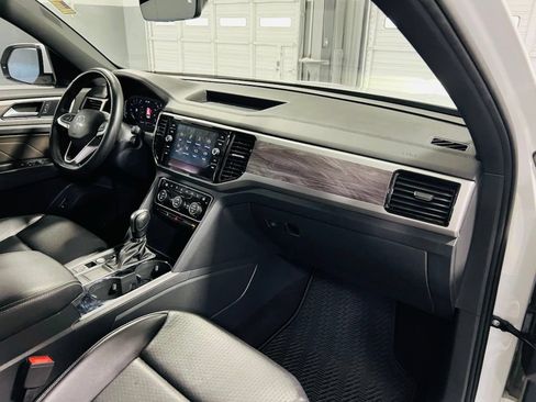 Used 2022 Volkswagen Atlas Cross Sport SE FWD image 32