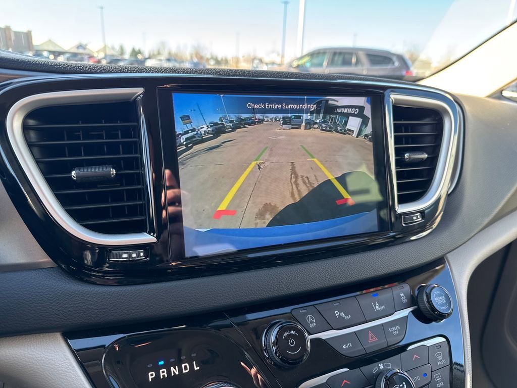 Used 2024 Chrysler Pacifica Touring-L FWD image 24
