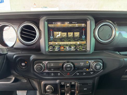 Used 2019 Jeep Wrangler Unlimited Sahara AWD/4WD image 17
