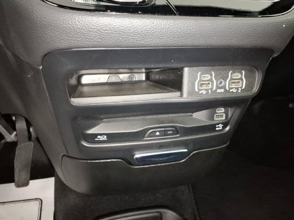Used 2025 Chrysler Pacifica Select w/ Uconnect Theater Family Group FWD image 26