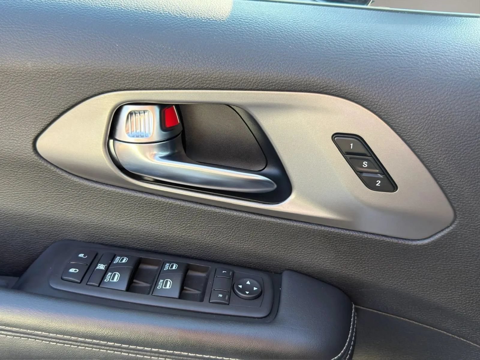 Used 2025 Chrysler Pacifica Select FWD image 29