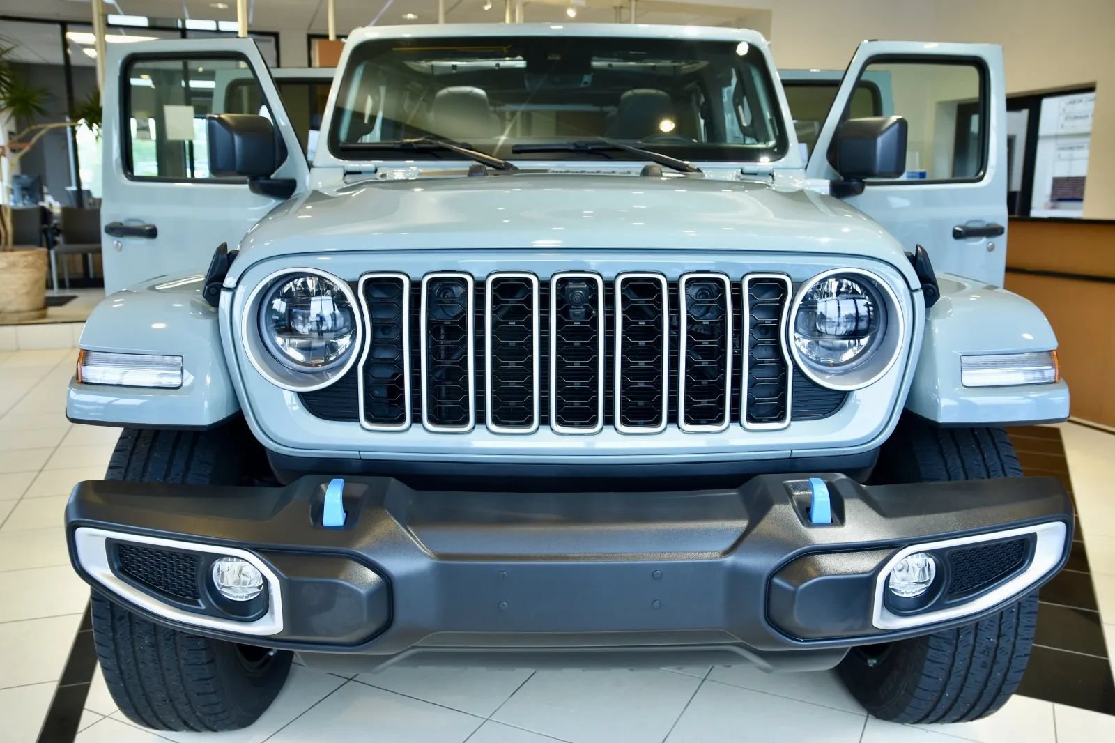 Used 2024 Jeep Wrangler Unlimited Sahara w/ Technology Group AWD/4WD image 2