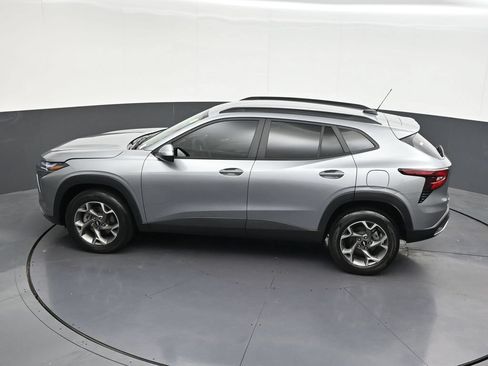 Used 2025 Chevrolet Trax LT FWD image 18