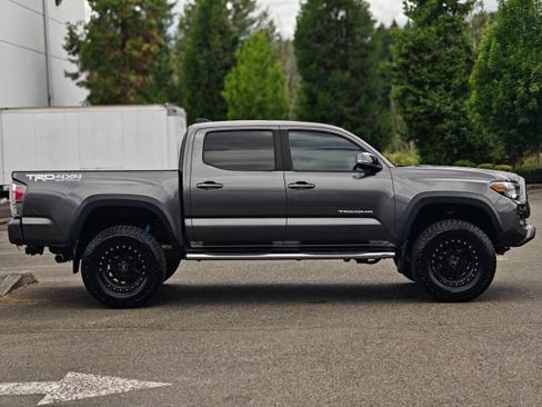 Used 2021 Toyota Tacoma TRD Off-Road w/ Technology Package AWD/4WD image 9