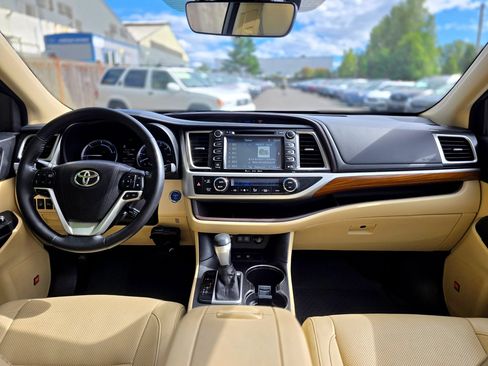 Used 2017 Toyota Highlander Limited Platinum AWD/4WD image 15